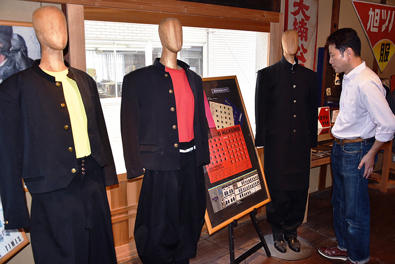 1980年代に流行した「変形学生服」など学生服にまつわるさまざまな品が並ぶ児島学生服資料館=岡山県倉敷市児島下の町5で、益川量平撮影
