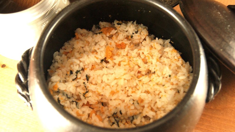 「うにの土鍋ご飯」(2400円税別、以下同)は2〜3人向けの内容。そのぜいたくさに驚きの声が上がるだろう