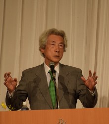 講演で、手振りを交えながら、原発ゼロの持論を述べる小泉純一郎元首相＝松本市のホテルブエナビスタで２０１６年１０月１８日、小川直樹撮影