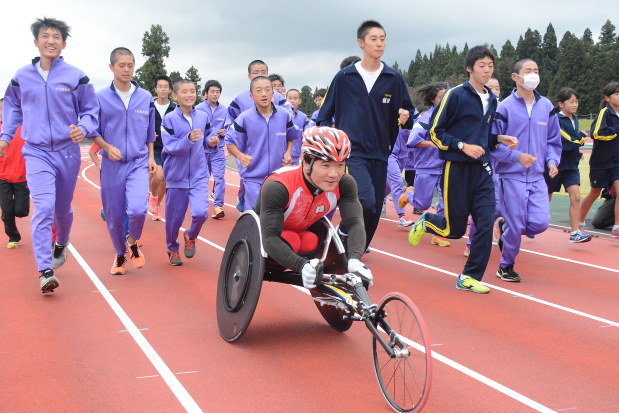 リオ パラリンピック 男子車いす5000メートル4位の樋口選手 十日町で凱旋報告会 新潟 毎日新聞