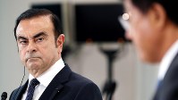 三菱自動車の益子修会長兼社長（右）と日産自動車のカルロス・ゴーン社長＝２０１６年１０月２０日、森田剛史撮影