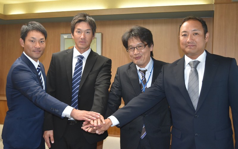 嶋岡室長(右から2人目)とともに日本選手権での健闘を誓う岡野監督(右端)、熊丸主将(左から2人目)、三坂マネジャー(左端)