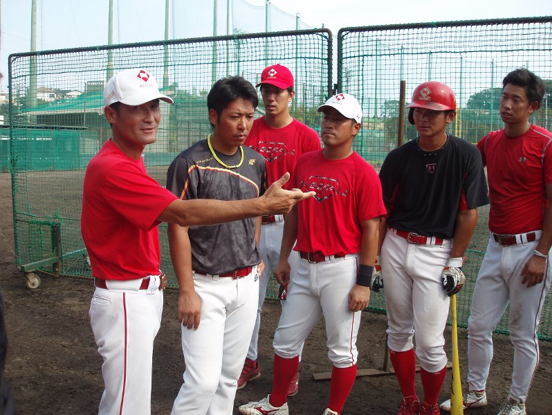 シート打撃前に攻撃方法を細かく説明する十河監督(左端)と、指示を聞く選手たち