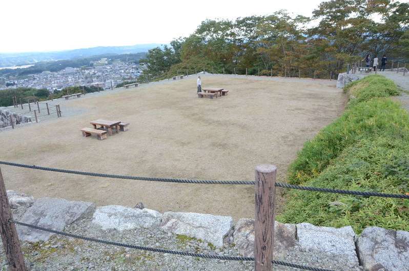 ごみが放置されていた本丸跡の広場=福島県二本松市郭内で2016年10月18日午後1時40分、土江洋範撮影