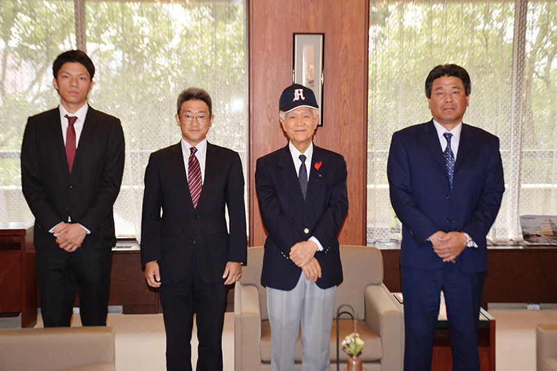 石見利勝市長(右から2人目)を表敬訪問した新日鉄住金広畑野球部の原田三郎監督(右端)ら=兵庫県姫路市役所で、加藤敦久撮影