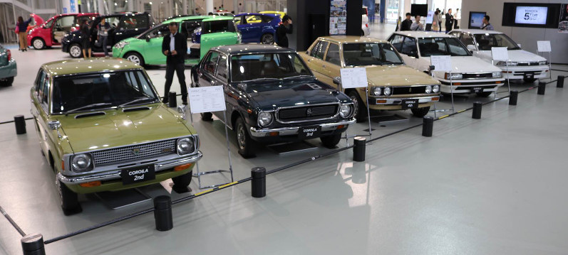 勢ぞろいした歴代カローラ(写真は左から2、3、4、5、6代目)=東京都江東区のMEGA WEBで2016年10月22日、兵頭和行撮影