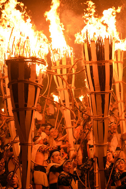 鞍馬の火祭：たいまつ秋の夜空焦がす 京都 | 毎日新聞