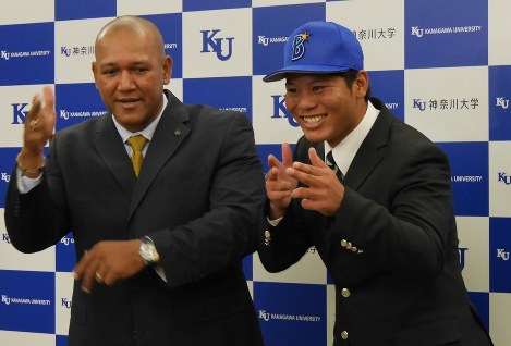 アレックス・ラミレス監督（左）と「ゲッツ」のポーズを決める浜口遥大投手