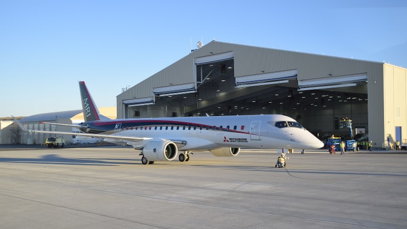 専用の格納庫前に駐機したMRJ=米西部モーゼスレークで竹地広憲撮影