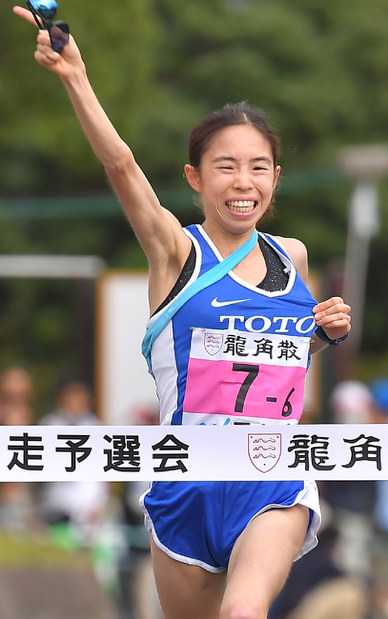 1位でフィニッシュするTOTOの川上さくら=福岡県宗像市で、和田大典撮影