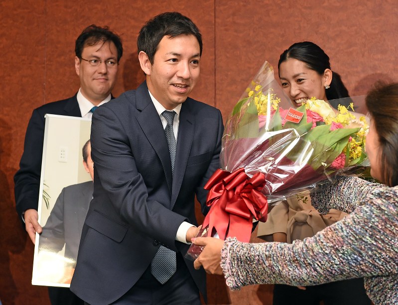 衆院福岡6区補選で当選が確実となり、花束を受け取る鳩山二郎氏(中央)=2016年10月23日午後8時10分、野田武撮影