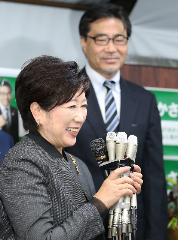 当選を確実にした若狭勝氏を前にあいさつする小池百合子都知事(手前)=東京都豊島区で2016年10月23日午後8時5分、小出洋平撮影