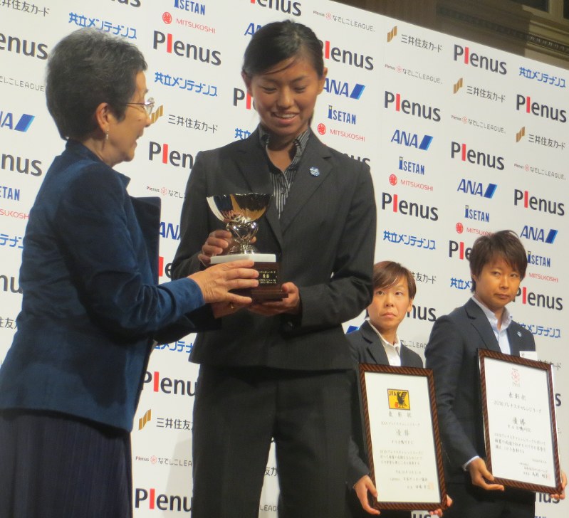 サッカー 初ｖオルカに優勝カップ 東京で表彰式 最優秀 は松長佳選手 千葉 毎日新聞