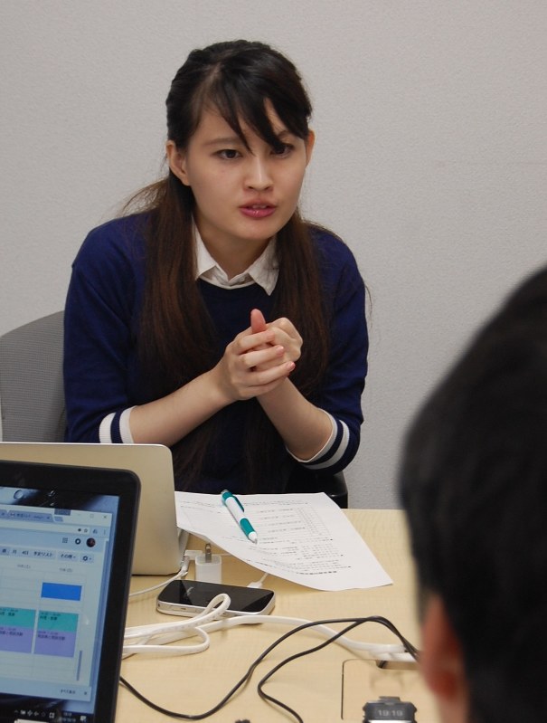 「若者自殺対策全国ネットワーク」のメンバーと打ち合わせする石井さん=東京都千代田区で、清水健二撮影