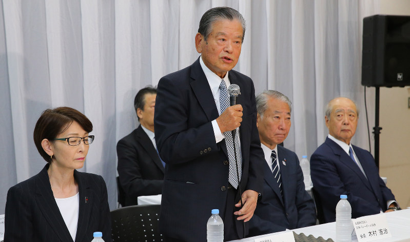 有明アリーナの建設続行を求めて記者会見する日本トップリーグ連携機構の川淵三郎会長(中央)ら=東京都渋谷区の岸記念体育会館で2016年10月26日午前11時1分、長谷川直亮撮影