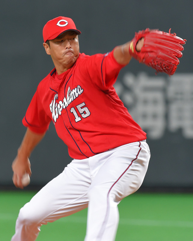【日本ハム-広島】力投する広島先発の黒田=札幌ドームで2016年10月25日、手塚耕一郎撮影
