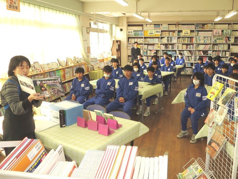 学校図書館の本を資料に、お互いの心を考える授業を受ける=三郷市立北中学校で、浜田和子撮影