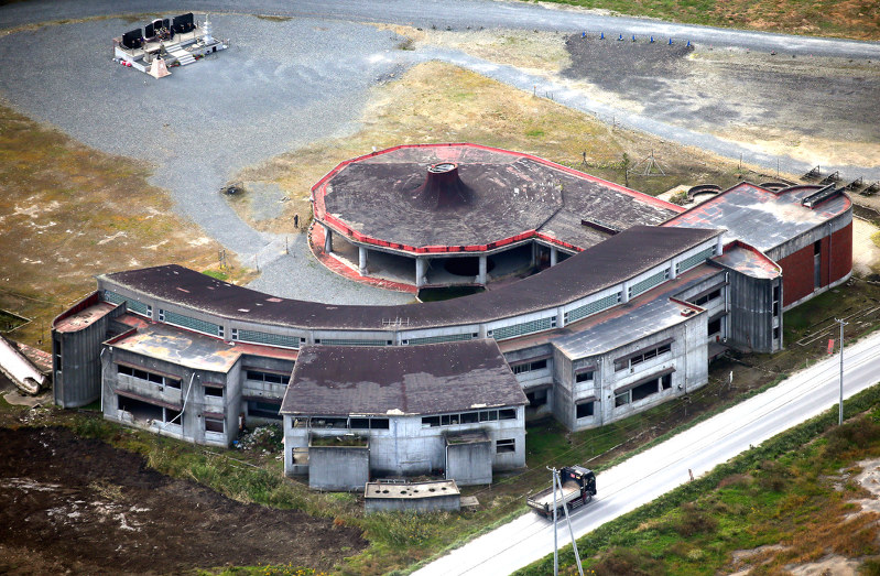 東日本大震災による津波で浸水した大川小学校の校舎=宮城県石巻市で2016年10月15日午前10時3分、本社機「希望」から森田剛史撮影