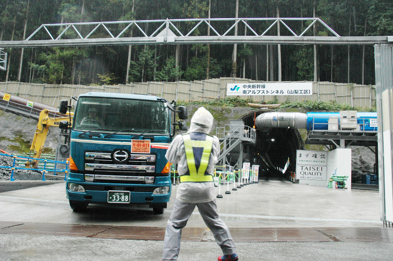 リニア中央新幹線のトンネル掘削工事で発生した土砂などを運び出すトラック=早川町で