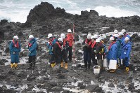 積丹半島の海岸で地形を調査する原子力規制委のメンバーら＝積丹町で