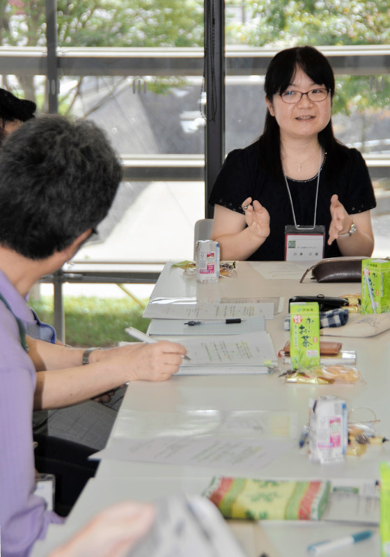 和やかな雰囲気で参加者と話す「N-Cafe」主宰者の小倉さん(右)=千葉県成田市で