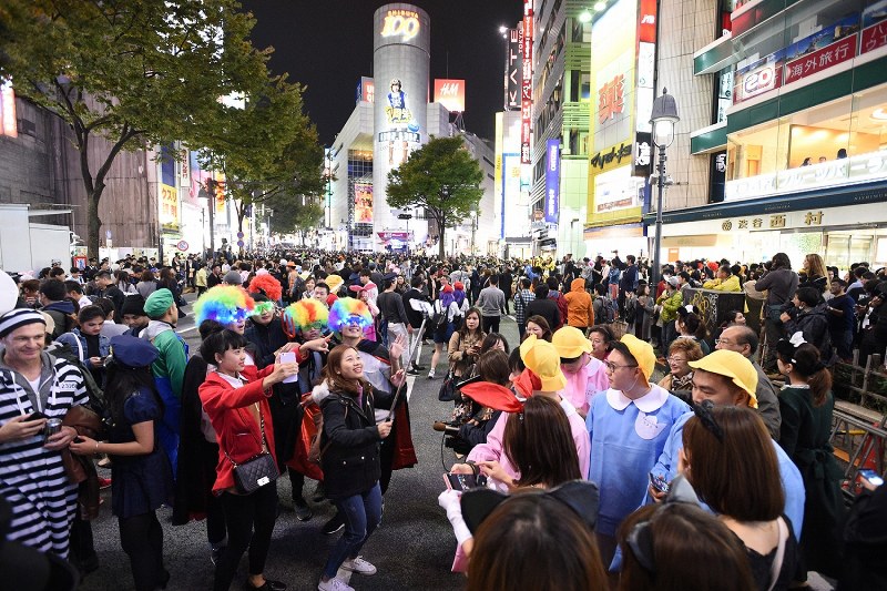 ハロウィーン 仮装した若者らでにぎわう 東京 渋谷 写真特集11 15 毎日新聞