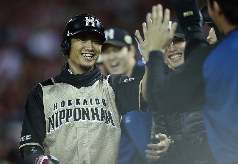 2016/10/29 日本ハムファイターズ優勝時胴上げ写真　栗山監督直筆 日本シリーズ：日本ハム 日本一！ [写真特集1/34] | 毎日新聞