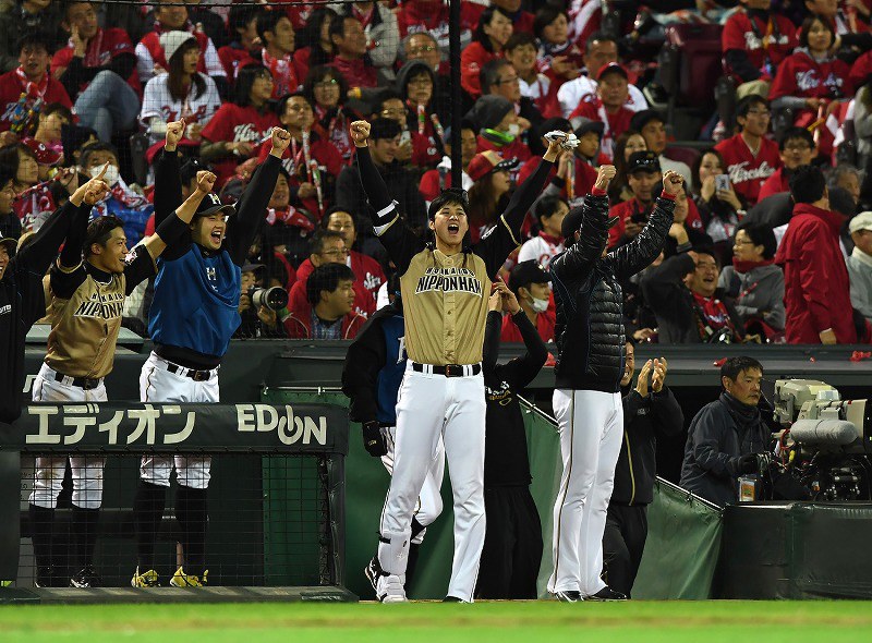 2016/10/29 日本ハムファイターズ優勝時胴上げ写真　栗山監督直筆 日本シリーズ：日本ハム 日本一！ [写真特集28/34] | 毎日新聞