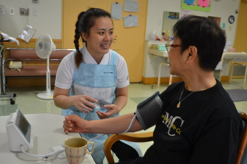 特別養護老人ホームで実習に励むベトナム人留学生のグウン・フィン・エンさん(左)=東京都台東区で、福岡静哉撮影