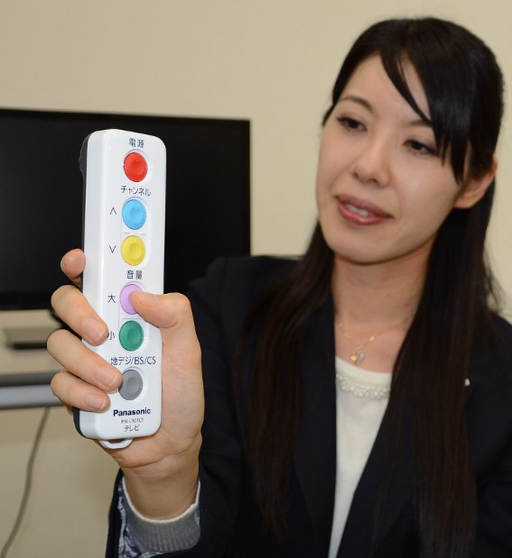 パナソニック：高齢者や障害者向けTVリモコン | 毎日新聞