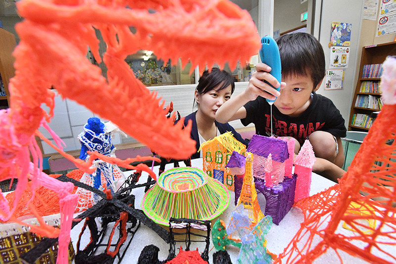 ワークショップで3Dペンを体験する子ども=神戸市灘区で、山崎一輝撮影