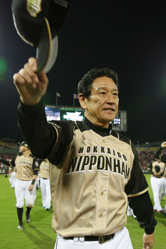 スタンドの声援に応える日本ハム・栗山監督=マツダスタジアムで2016年10月29日、小出洋平撮影