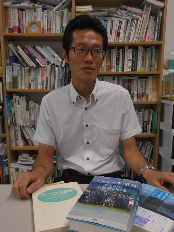 米国の核実験の現状を追う、明星大准教授の竹峰誠一郎さん 2016年8月16日、東京都日野市内で明珍美紀撮影
