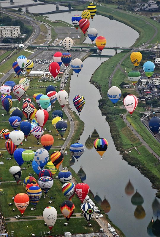 熱気球：秋空にふわり、熱い戦い…佐賀で世界選手権 [写真特集2/12