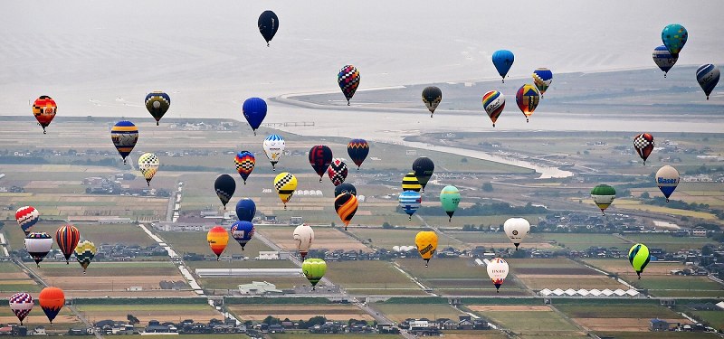 熱気球：秋空にふわり、熱い戦い…佐賀で世界選手権 [写真特集2/12