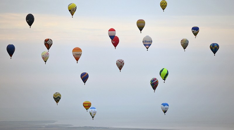 熱気球：秋空にふわり、熱い戦い…佐賀で世界選手権 [写真特集5/12