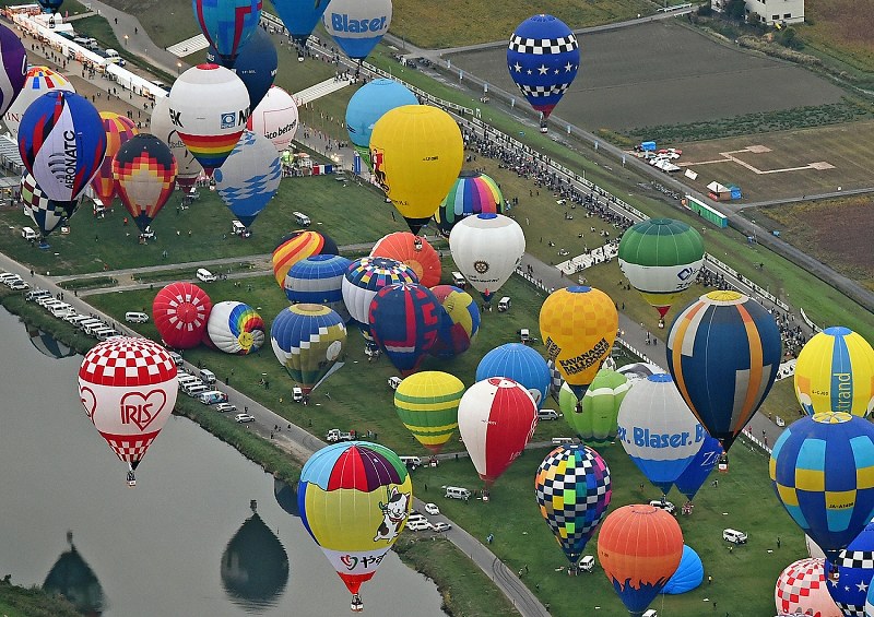 熱気球：秋空にふわり、熱い戦い…佐賀で世界選手権 [写真特集2/12