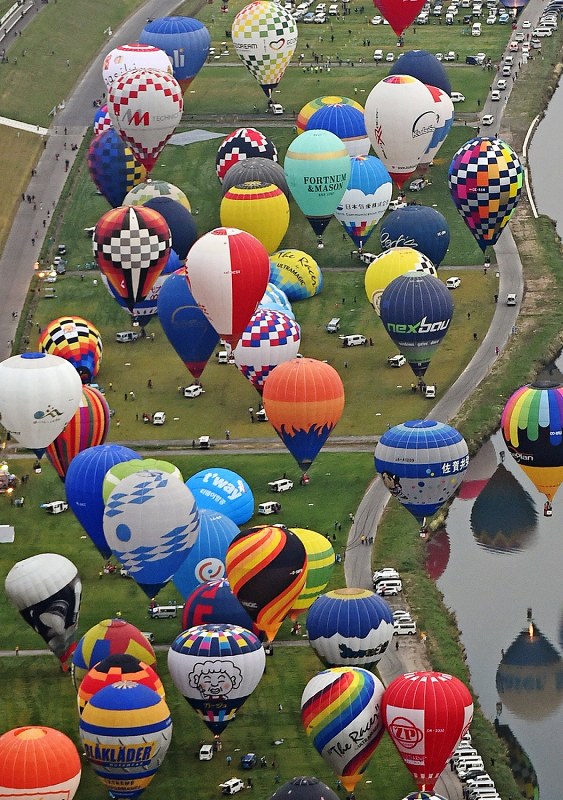 熱気球：秋空にふわり、熱い戦い…佐賀で世界選手権 [写真特集2/12