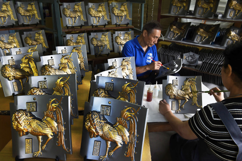 干支瓦：福呼べ、黄金の鶏…愛知・高浜で出荷ピーク | 毎日新聞