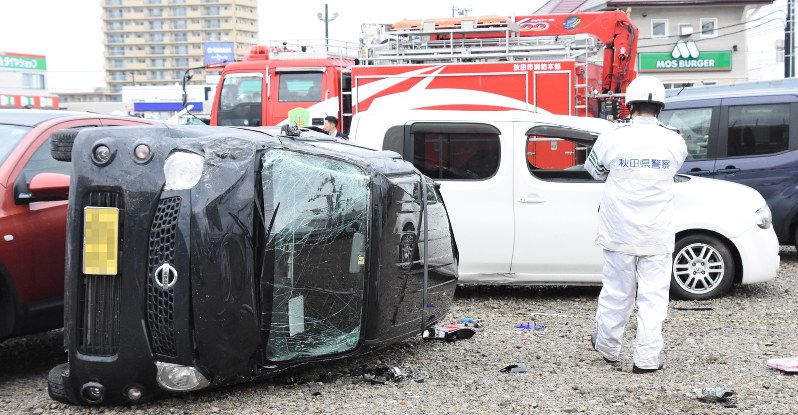 竜巻 車が横転 秋田で建物含め被害16件 毎日新聞 竜巻 車が横転 秋田で建物含め被害16件 毎日新聞