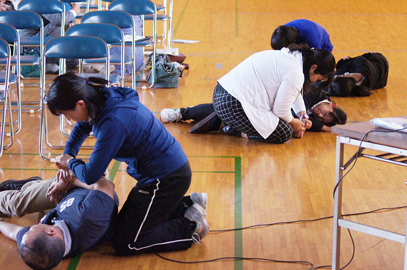 多数のけが人が出たとの想定で「学校版トリアージ」を学ぶ教職員ら=金沢市東兼六町の金沢大付属特別支援学校で2016年10月14日、同校提供