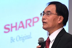 中間決算に関する会見で、記者の質問に答えるシャープの戴正呉社長＝２０１６年１１月１日、徳野仁子撮影