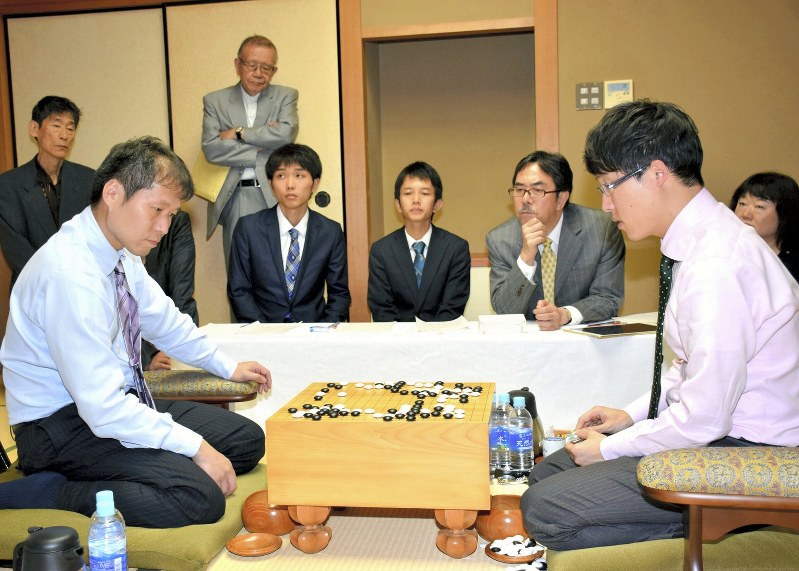 名人戦第6局で3連敗後の3連勝を決め、最終局決戦に持ち込んだ井山裕太名人(右)と、挑戦者の高尾紳路九段(左)=静岡県河津町で10月27日、日本棋院提供