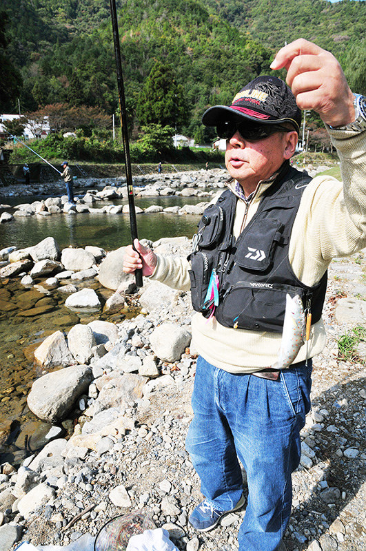 放流釣り にぎわう 羽束川でアマゴやニジマス 三田 兵庫 毎日新聞