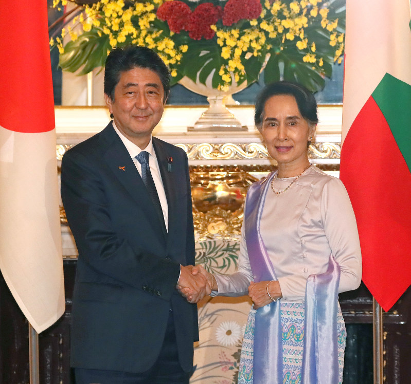 会談を前に握手する安倍首相(左)とミャンマーのアウンサンスーチー国家顧問兼外相=東京・元赤坂の迎賓館で2016年11月2日午後6時1分、代表撮影