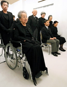 三笠宮さまの通夜に参列される妻の百合子さまと皇太子ご夫妻ら＝三笠宮邸で２０１６年１１月２日午後６時１分、代表撮影