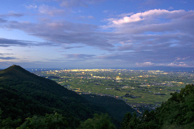 弥彦山山頂から望む夕暮れの新潟平野