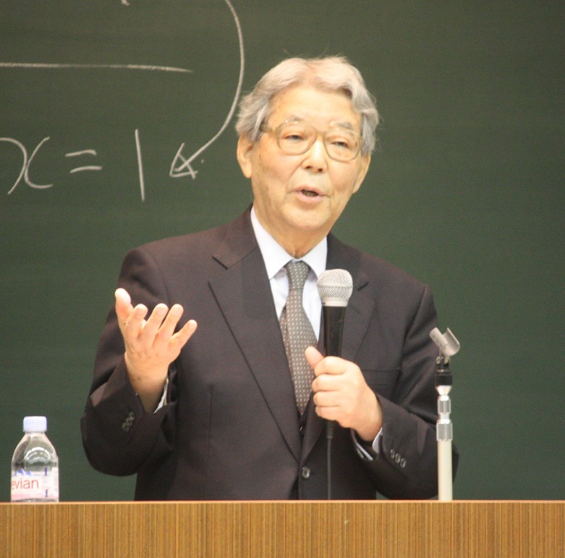 学内で講演した佐治晴夫さん