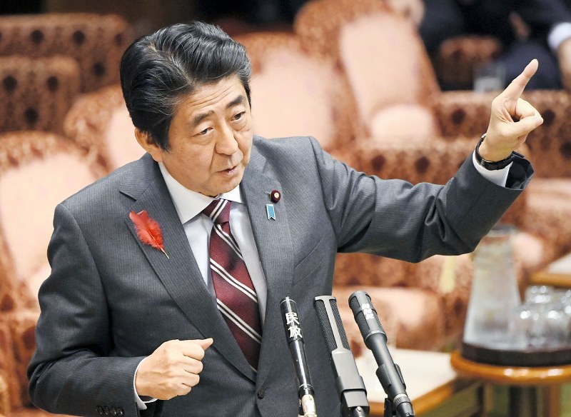 手振りを交え、答弁する安倍晋三首相。言葉は強いが議論がなかなか深まらないのはなぜなのか……=10月13日、川田雅浩撮影