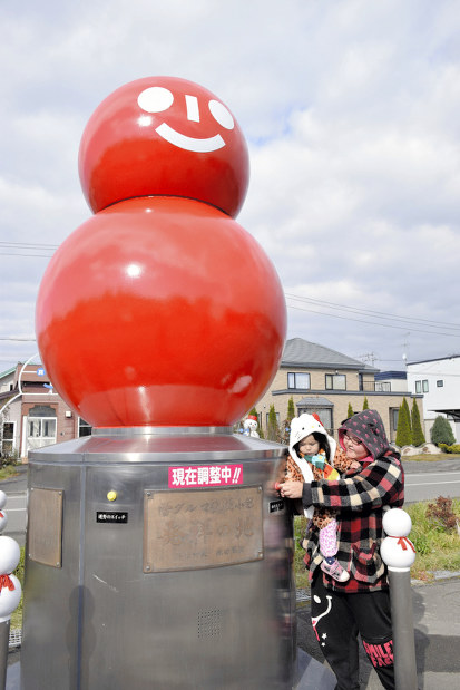 記念像：縁起物の赤い雪だるま 白から塗り替え 北海道 | 毎日新聞
